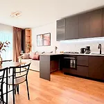 Апартаменти Skyline Glow - Chic 1br Northern Business Hub Area *