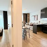 Апартаменти Skyline Glow - Chic 1br Northern Business Hub Area *