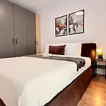 Skyline Glow - Chic 1br Northern Business Hub Area Апартаменти Бухарест