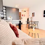Skyline Glow - Chic 1br Northern Business Hub Area