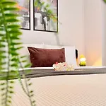 Skyline Glow - Chic 1br Northern Business Hub Area * Bukareszt