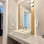 Skyline Glow - Chic 1br Northern Business Hub Area Apartament *