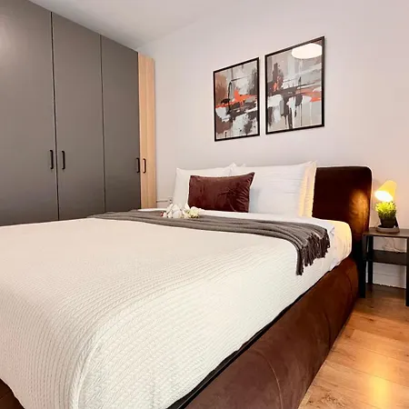 Skyline Glow - Chic 1br Northern Business Hub Area דירה בוקרשט