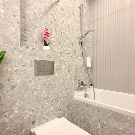 Skyline Glow - Chic 1br Northern Business Hub Area בוקרשט