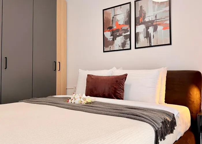 Skyline Glow - Chic 1br Northern Business Hub Area Apartment *