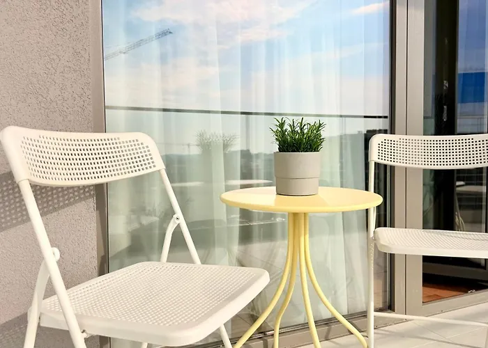 Skyline Glow - Chic 1br Northern Business Hub Area Apartment Bucharest
