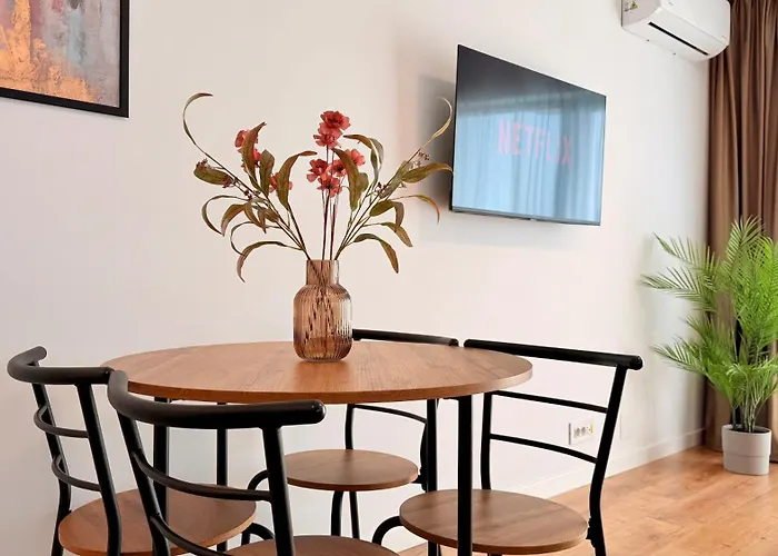 Skyline Glow - Chic 1br Northern Business Hub Area Apartment Bucharest