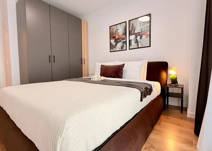 Skyline Glow - Chic 1br Northern Business Hub Area Apartment Bucharest