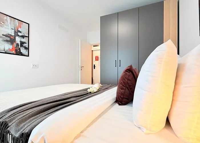 Skyline Glow - Chic 1br Northern Business Hub Area Apartment *