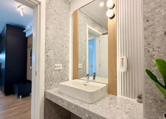 Skyline Glow - Chic 1br Northern Business Hub Area Apartment *