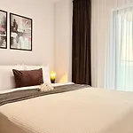 Skyline Glow - Chic 1br Northern Business Hub Area Bukarest